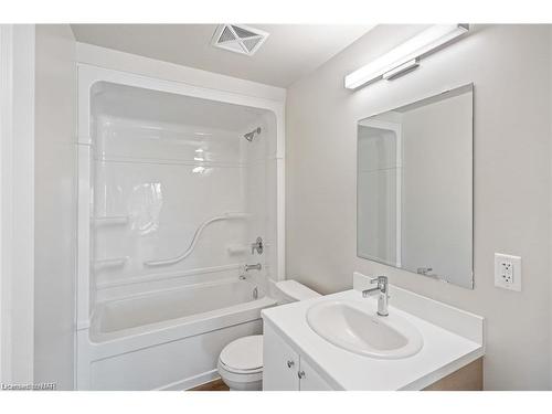 341-50 Herrick Avenue, St. Catharines, ON - Indoor Photo Showing Bathroom