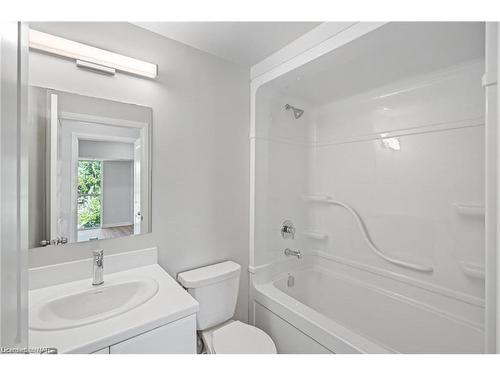 341-50 Herrick Avenue, St. Catharines, ON - Indoor Photo Showing Bathroom