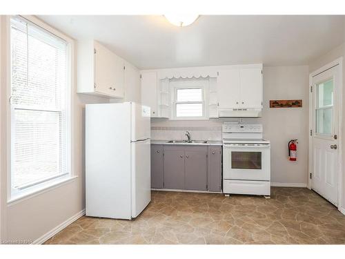 4125 May Avenue, Niagara Falls, ON - Indoor Photo Showing Kitchen With Double Sink