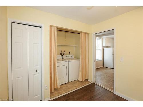 4125 May Avenue, Niagara Falls, ON - Indoor Photo Showing Laundry Room