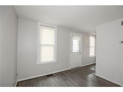 4125 May Avenue, Niagara Falls, ON - Indoor Photo Showing Other Room