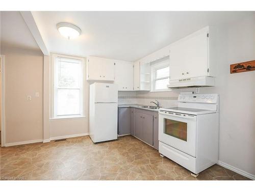 4125 May Avenue, Niagara Falls, ON - Indoor Photo Showing Kitchen With Double Sink