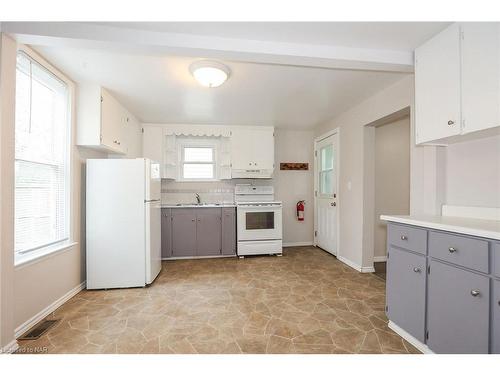 4125 May Avenue, Niagara Falls, ON - Indoor Photo Showing Kitchen