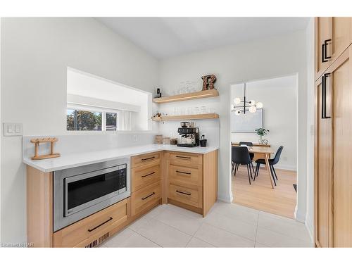 6977 Waterloo Drive, Niagara Falls, ON - Indoor Photo Showing Kitchen