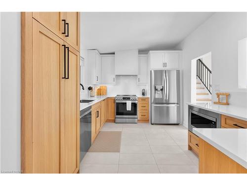 6977 Waterloo Drive, Niagara Falls, ON - Indoor Photo Showing Kitchen With Stainless Steel Kitchen