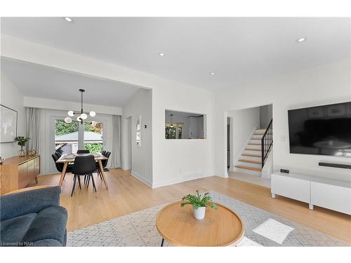 6977 Waterloo Drive, Niagara Falls, ON - Indoor Photo Showing Living Room