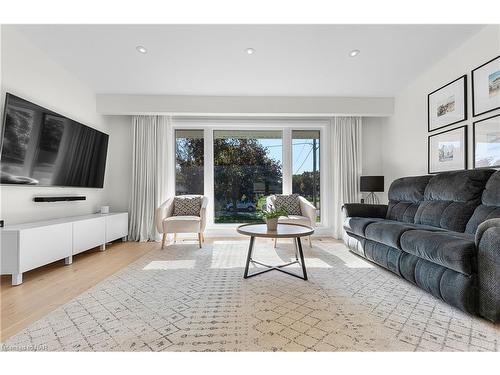 6977 Waterloo Drive, Niagara Falls, ON - Indoor Photo Showing Living Room