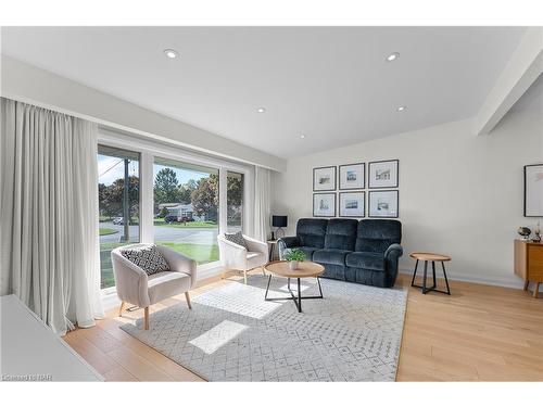 6977 Waterloo Drive, Niagara Falls, ON - Indoor Photo Showing Living Room