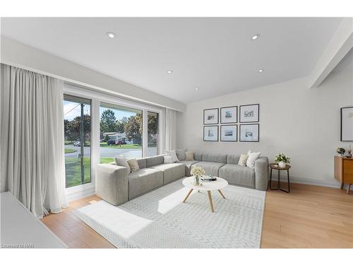 6977 Waterloo Drive, Niagara Falls, ON - Indoor Photo Showing Living Room