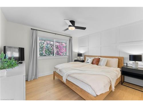 6977 Waterloo Drive, Niagara Falls, ON - Indoor Photo Showing Bedroom