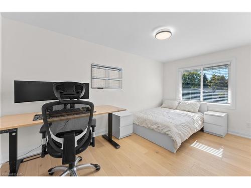 6977 Waterloo Drive, Niagara Falls, ON - Indoor Photo Showing Bedroom