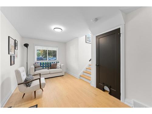 6977 Waterloo Drive, Niagara Falls, ON - Indoor Photo Showing Living Room