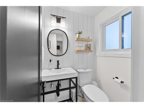 6977 Waterloo Drive, Niagara Falls, ON - Indoor Photo Showing Bathroom