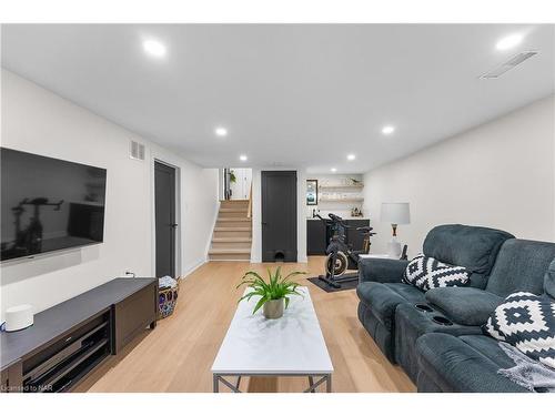 6977 Waterloo Drive, Niagara Falls, ON - Indoor Photo Showing Living Room