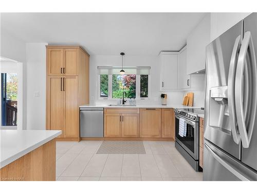 6977 Waterloo Drive, Niagara Falls, ON - Indoor Photo Showing Kitchen With Stainless Steel Kitchen