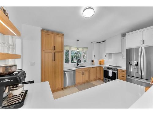 6977 Waterloo Drive, Niagara Falls, ON - Indoor Photo Showing Kitchen With Stainless Steel Kitchen