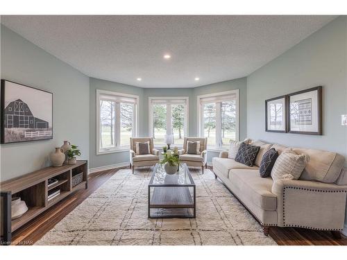 2035 Fourth Avenue, Jordan, ON - Indoor Photo Showing Living Room