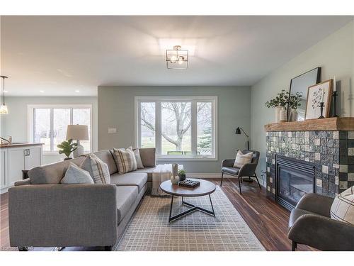 2035 Fourth Avenue, Jordan, ON - Indoor Photo Showing Living Room With Fireplace