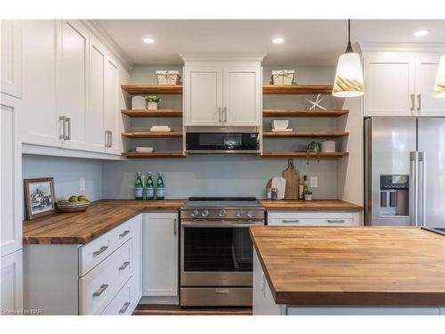 2035 Fourth Avenue, Jordan, ON - Indoor Photo Showing Kitchen