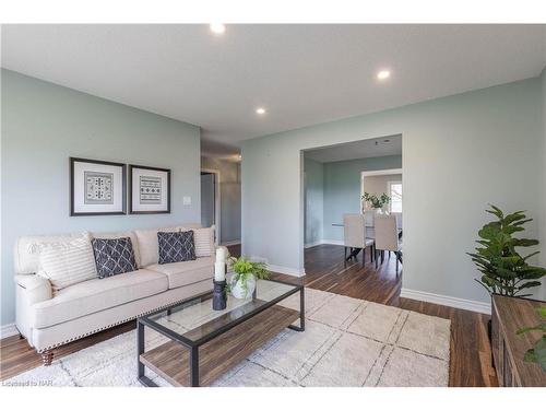 2035 Fourth Avenue, Jordan, ON - Indoor Photo Showing Living Room