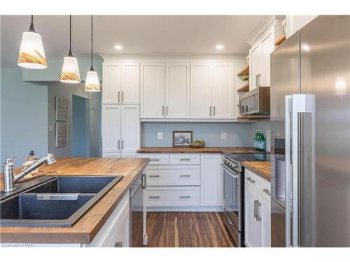 2035 Fourth Avenue, Jordan, ON - Indoor Photo Showing Kitchen With Double Sink With Upgraded Kitchen