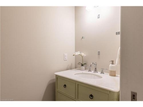 2035 Fourth Avenue, Jordan, ON - Indoor Photo Showing Bathroom