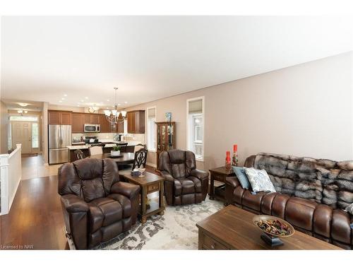 27 Hickory Avenue, Niagara-On-The-Lake, ON - Indoor Photo Showing Living Room