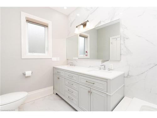 27 Hickory Avenue, Niagara-On-The-Lake, ON - Indoor Photo Showing Bathroom