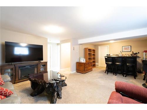 27 Hickory Avenue, Niagara-On-The-Lake, ON - Indoor Photo Showing Living Room