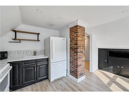 6437 Barker Street, Niagara Falls, ON - Indoor Photo Showing Kitchen