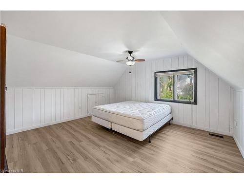 6437 Barker Street, Niagara Falls, ON - Indoor Photo Showing Bedroom