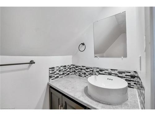 6437 Barker Street, Niagara Falls, ON - Indoor Photo Showing Bathroom