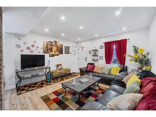 6437 Barker Street, Niagara Falls, ON - Indoor Photo Showing Living Room