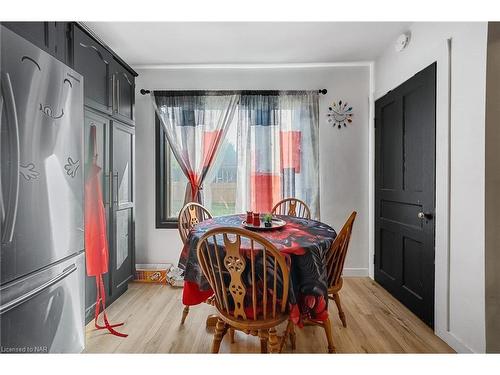 6437 Barker Street, Niagara Falls, ON - Indoor Photo Showing Dining Room