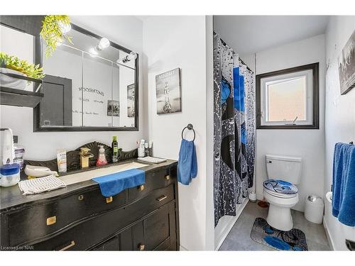 6437 Barker Street, Niagara Falls, ON - Indoor Photo Showing Bathroom