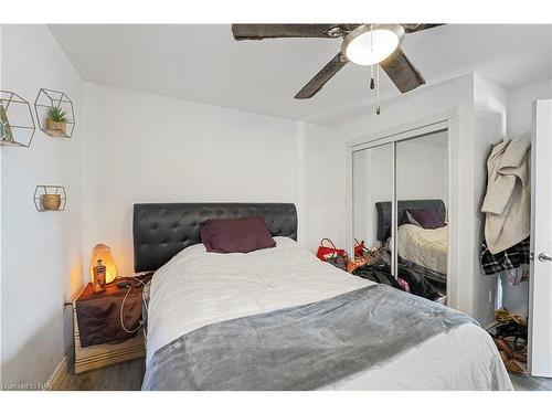 6423 Barker Street, Niagara Falls, ON - Indoor Photo Showing Bedroom