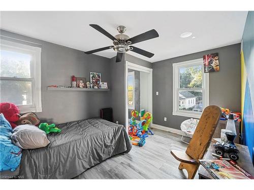 6423 Barker Street, Niagara Falls, ON - Indoor Photo Showing Bedroom