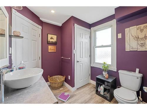 6423 Barker Street, Niagara Falls, ON - Indoor Photo Showing Bathroom