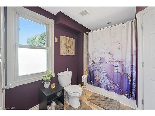 6423 Barker Street, Niagara Falls, ON - Indoor Photo Showing Bathroom