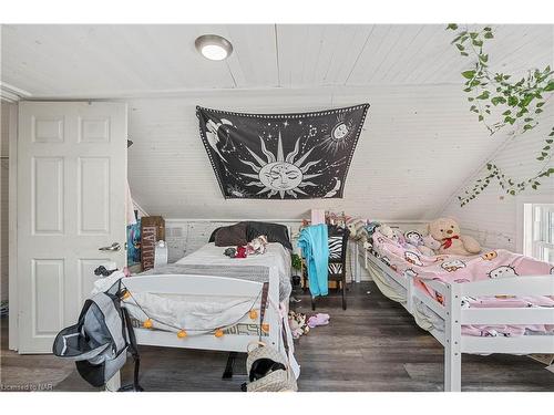 6423 Barker Street, Niagara Falls, ON - Indoor Photo Showing Bedroom