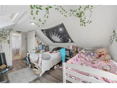 6423 Barker Street, Niagara Falls, ON - Indoor Photo Showing Bedroom