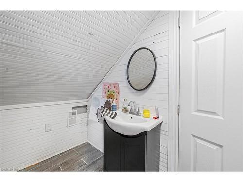 6423 Barker Street, Niagara Falls, ON - Indoor Photo Showing Bathroom