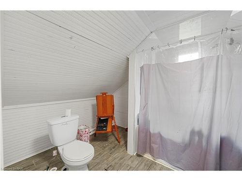 6423 Barker Street, Niagara Falls, ON - Indoor Photo Showing Bathroom