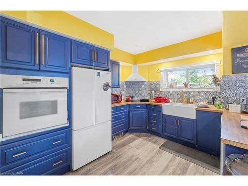 6423 Barker Street, Niagara Falls, ON - Indoor Photo Showing Kitchen