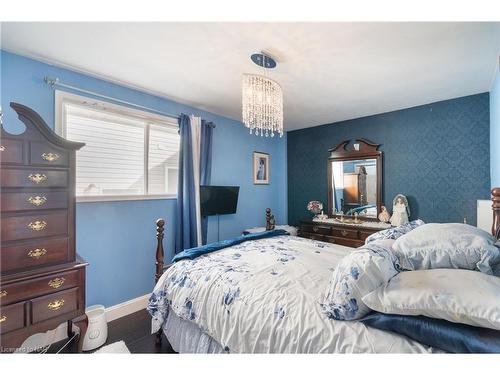 11 Cleveland Street, Thorold, ON - Indoor Photo Showing Bedroom