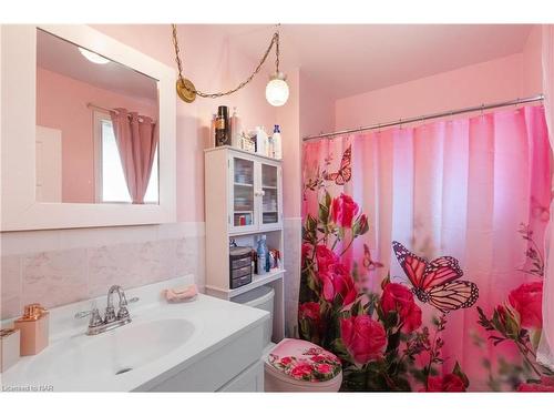 11 Cleveland Street, Thorold, ON - Indoor Photo Showing Bathroom