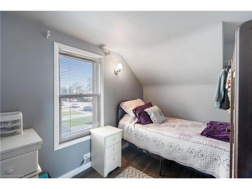 11 Cleveland Street, Thorold, ON - Indoor Photo Showing Bedroom