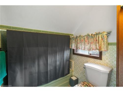 11 Cleveland Street, Thorold, ON - Indoor Photo Showing Bathroom