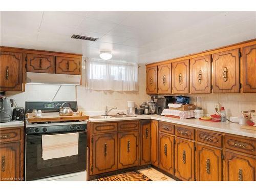 11 Cleveland Street, Thorold, ON - Indoor Photo Showing Kitchen With Double Sink