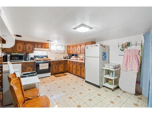 11 Cleveland Street, Thorold, ON - Indoor Photo Showing Kitchen